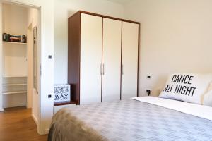 um quarto com uma cama e um grande armário em Pretty little thing called Teranino em Pula
