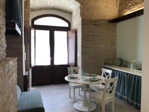a dining room with a table and chairs and a door at Le volte nel borgo in Termoli