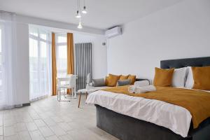 Un pat sau paturi într-o cameră la Sunrise King Studio Spa n Pool Beach resort +23 fotografii