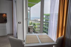 O vedere generală la mare sau o vedere la mare
luată din acest apartament