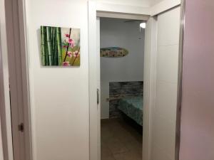 a hallway with a door leading to a bedroom at Apartamentos casa Tia Antonia in Málaga