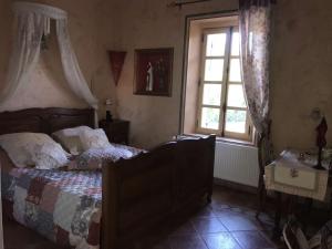 um quarto com uma cama e uma janela em Le Mazet de la Dame em Barbentane