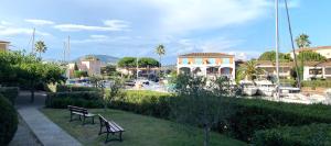 due panchine in un parco vicino a un porto turistico di l'escale a Cogolin