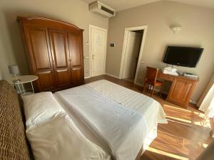 Un pat sau paturi într-o cameră la Hotel Edoné