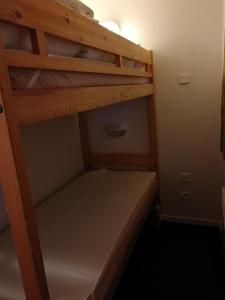 an empty bunk bed in a small room at Coquet studio Quartier Falaise superbe vue in Avoriaz