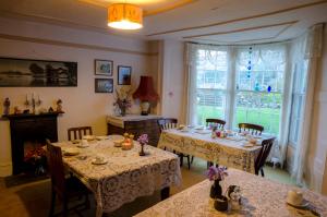 A restaurant or other place to eat at Moorlands Country Guest House 