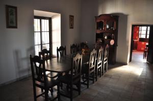 - une salle à manger avec une table et des chaises dans l'établissement La Matilla, à Puebla del Maestre