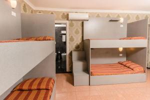 ローマにあるホステル ビューティフルの二段ベッド2組(階段付)が備わる客室です。
