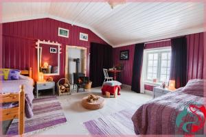 a bedroom with purple walls and a room with two beds at Escapade Norvégienne in Tolga