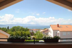 una vista desde el balcón de una casa en Villa Rustika, en Malinska