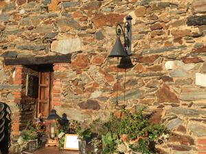 Una pared de piedra con una luz de la calle. en CAN LLOBET Espai Rural Slow, en Fogars de Montclus