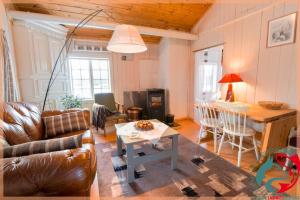 a living room with a couch and a table at Escapade Norvégienne in Tolga