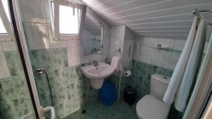 Baño pequeño con lavabo y aseo en Fresh Kiten en Kiten