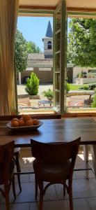 ヴィルフランシュ・ド・ルエルグにあるLes Grisのダイニングルームテーブル(窓にオレンジをかけた皿付)