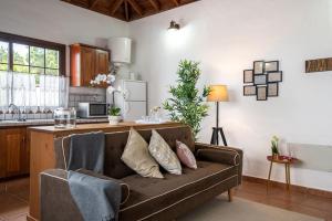 sala de estar con sofá y cocina en Casa Las Vistas, en Puntagorda