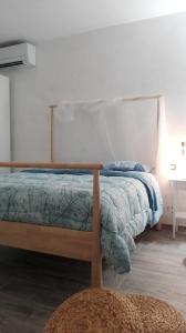 ein Schlafzimmer mit einem Bett mit einem Holzrahmen in der Unterkunft Casa vacanze Tre stelle in Termoli