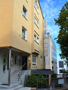 un bâtiment avec un panneau d'hôtel devant lui dans l'établissement Hotel BaWü, à Stuttgart