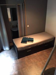 A bed or beds in a room at B&B De Notelaar