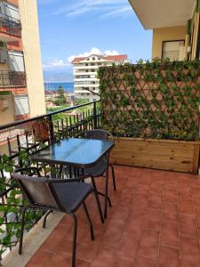 d'une terrasse avec une table et des chaises sur un balcon. dans l'établissement Il Secondo Piano, à Messina