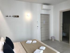 um quarto com uma cama com duas toalhas em Alba rooms em La Spezia