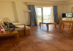 a living room with a bed and a tiled floor at Altura Beach AL in Altura