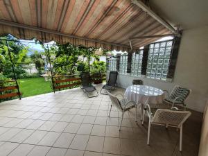 eine Terrasse mit einem Tisch und Stühlen und Blick auf einen Hof in der Unterkunft Apartma Meta in Radovljica