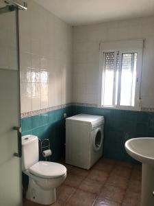 łazienka z toaletą i umywalką w obiekcie Casas Juani- chalet con piscina w mieście Conil de la Frontera