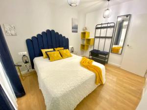 - une chambre avec un grand lit et des oreillers jaunes dans l'établissement EL CORAZON DE ZAMORA Garaje Gratis, à Zamora