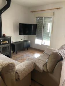 Telewizja i/lub zestaw kina domowego w obiekcie Casas Juani- chalet con piscina