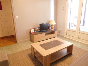 a living room with a tv and a coffee table at Arrantzaleak in Hendaye