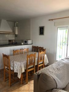 a kitchen and dining room with a table and chairs at Casas Juani- chalet con piscina in Conil de la Frontera