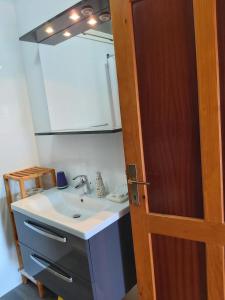 un baño con lavabo y espejo en Apartments Jobst, en Vela Luka 48 fotos más