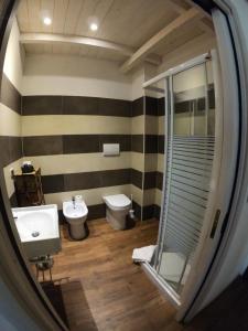 uma casa de banho com um lavatório, um WC e um chuveiro em Villa La Conchiglia Rooms em Cala Liberotto