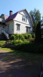 a white house with a red roof at Merimaja in Hamina