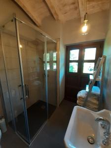 Koupelna v ubytování La Vierta Casa Rural Agroturismo + 37 fotografií