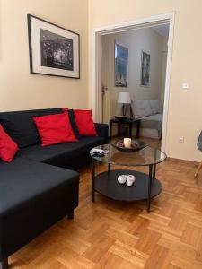 Posezení v ubytování Renovated cozy apartment near to Acropolis