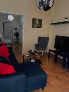 TV a/nebo společenská místnost v ubytování Renovated cozy apartment near to Acropolis