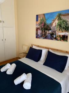 Postel nebo postele na pokoji v ubytování Renovated cozy apartment near to Acropolis
