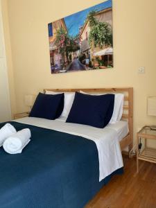 Postel nebo postele na pokoji v ubytování Renovated cozy apartment near to Acropolis