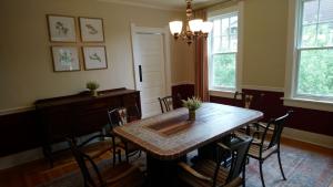 夏安的住宿－Governors Home，一间带木桌和椅子的用餐室