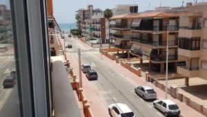 - une vue sur une rue de la ville avec des voitures dans l'établissement Apartamento con tres dormitorios Vista Mar, à Santa Pola