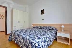 1 dormitorio con 1 cama, vestidor y 1 cama sidx sidx sidx sidx sidx sidx en Condominio Lory, en Lignano Sabbiadoro