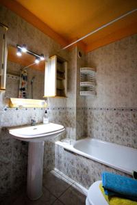 ein Badezimmer mit einem Waschbecken und einer Badewanne in der Unterkunft Las Dunas in El Médano