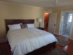 מיטה או מיטות בחדר ב-Governors Home