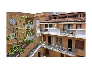 una vista aérea de un edificio con balcones en Condominio Lory, en Lignano Sabbiadoro