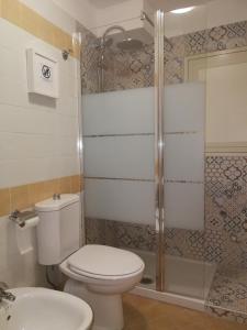 カターニアにあるVittoria apartmentのバスルーム(トイレ、シャワー、シンク付)