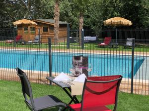 Bazén v ubytování Hotel Restaurant Du Parc Saumur Logis Elégance nebo v jeho okolí