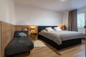 Postel nebo postele na pokoji v ubytování FLEXIHOME sk - Bellova - Brand New - Neftflix - Private Parking + 11 fotografií