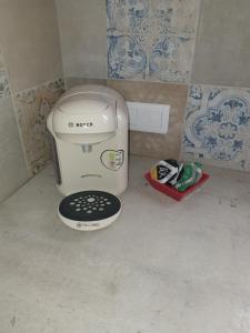 a toaster sitting in a corner of a bathroom at L' Albizia in Pintheville