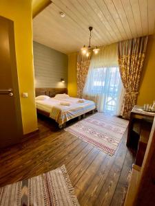 En eller flere senge i et værelse på Hotel Monysto